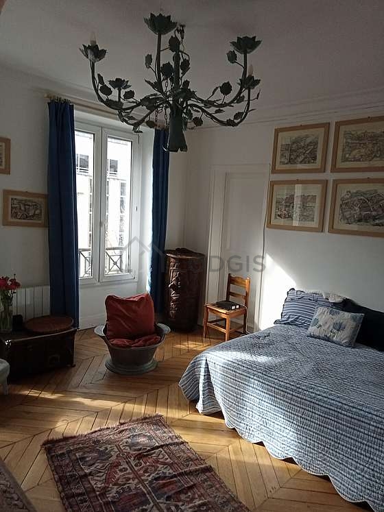 Salon avec du parquet au sol