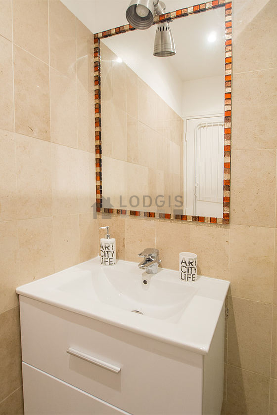 Salle de bain équipée de douche séparée, sèche cheveux
