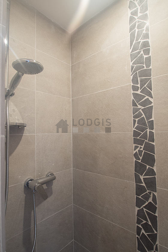 Agréable salle de bain claire avec du carrelage au sol
