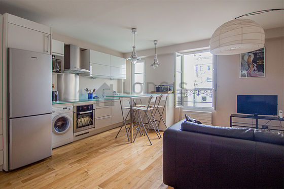 Salon avec du parquet au sol
