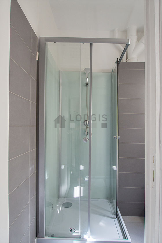 Beautiful and bright bathroom with tile floor