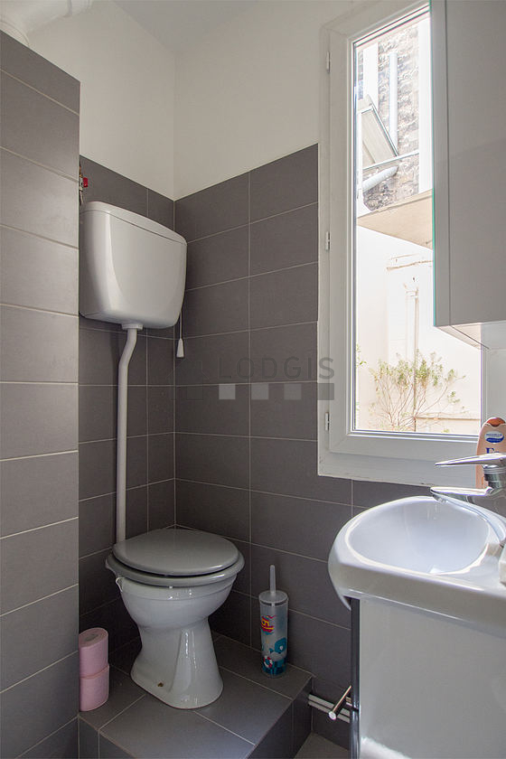 Bathroom equipped with bath towels