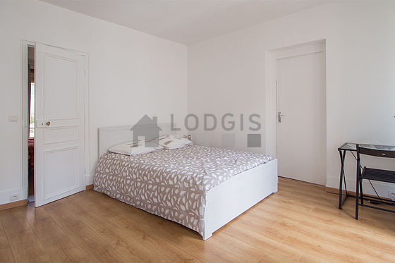 Chambre avec fenêtres double vitrage donnant sur rue