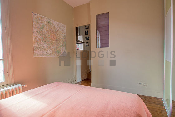 Chambre lumineuse équipée de penderie, placard
