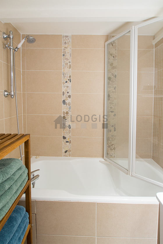Agréable salle de bain avec du parquet au sol
