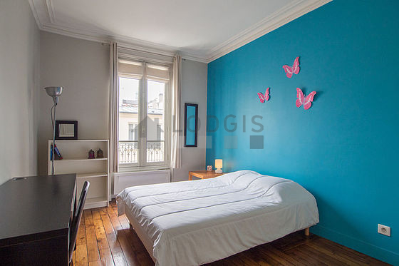 Chambre avec du parquet au sol