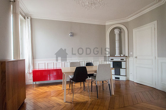Belle salle à manger avec du parquet au sol pouvant accueillir jusqu'à 4 convives