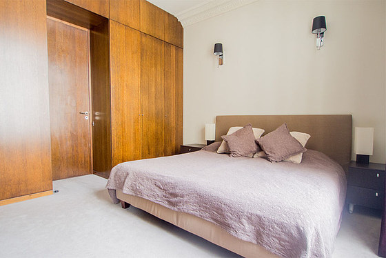 Chambre lumineuse équipée de penderie