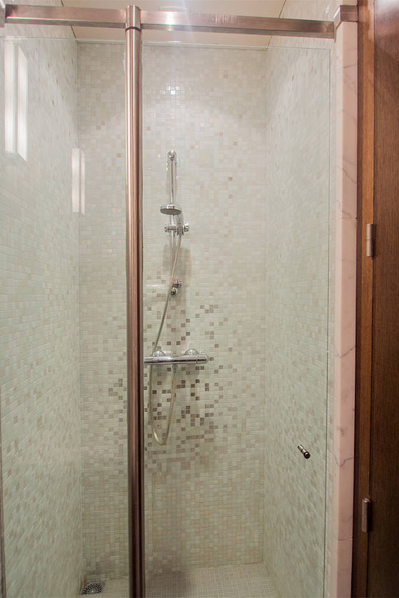 Salle de bain équipée de douche séparée
