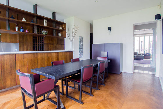 Superbe salle à manger avec du parquet au sol pouvant accueillir jusqu'à 6 convives