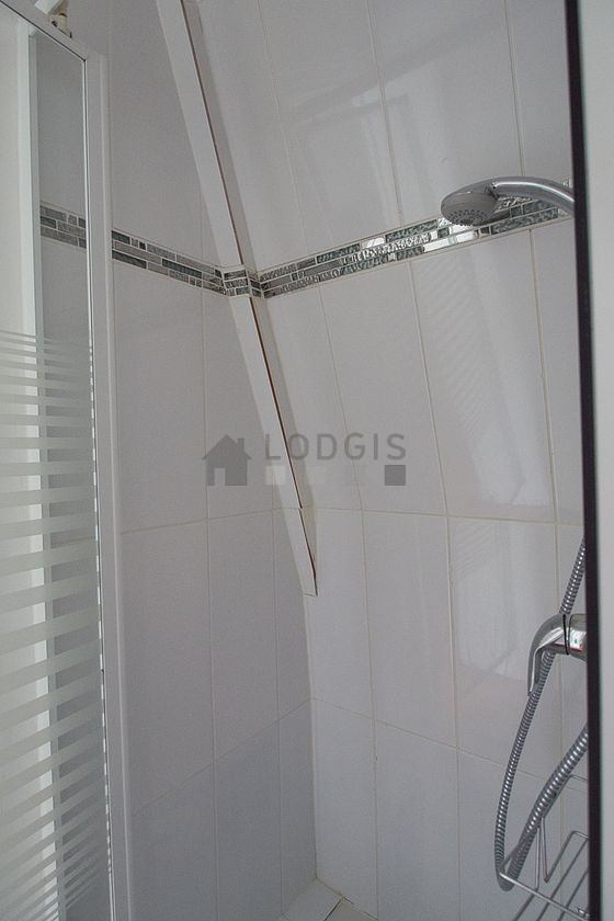 Salle de bain équipée de serviettes de bain