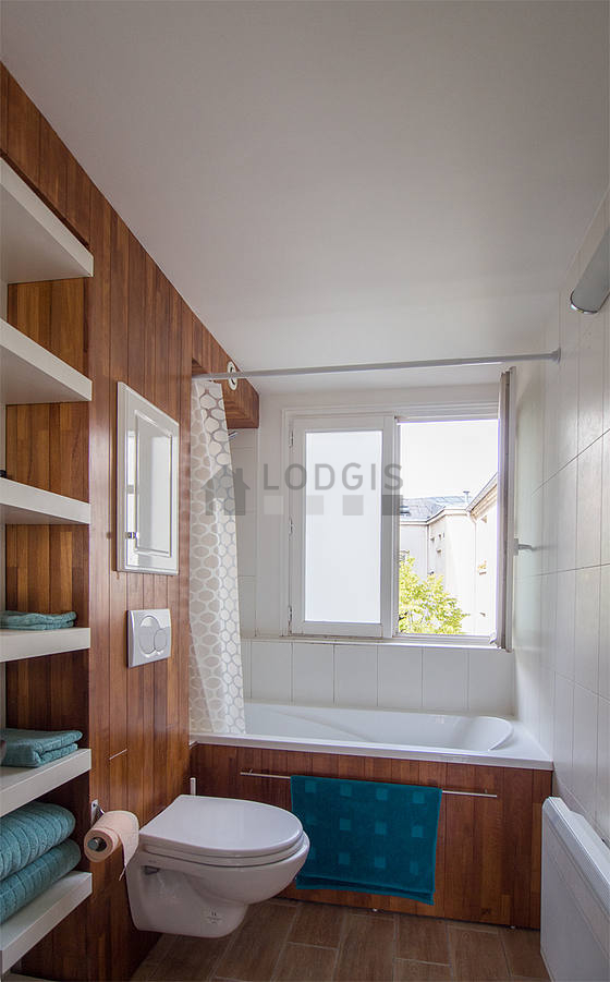 Salle de bain équipée de serviettes de bain