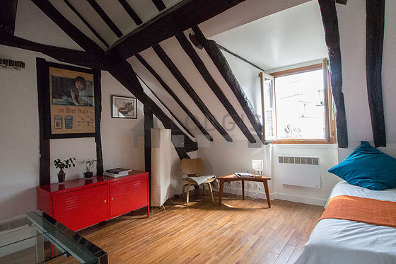 Salon avec du parquet au sol