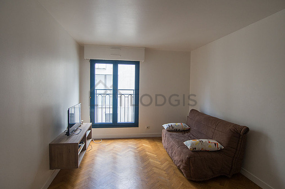 Séjour calme équipé de 1 canapé(s) lit(s) de 140cm, télé, placard