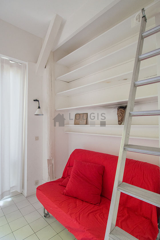Chambre avec du carrelage au sol