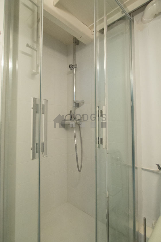Salle de bain équipée de serviettes de bain