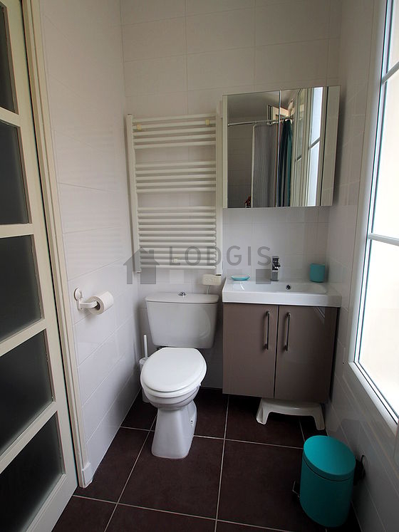 Beautiful and bright bathroom with tile floor