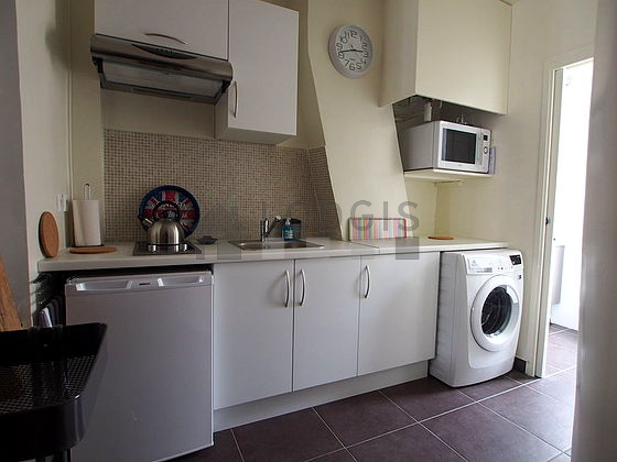 Belle cuisine de 6m² avec du carrelage au sol