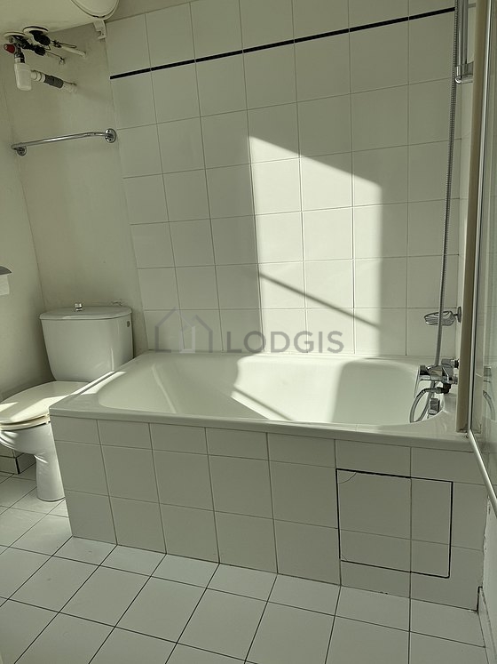 Bathroom equipped with bath towels