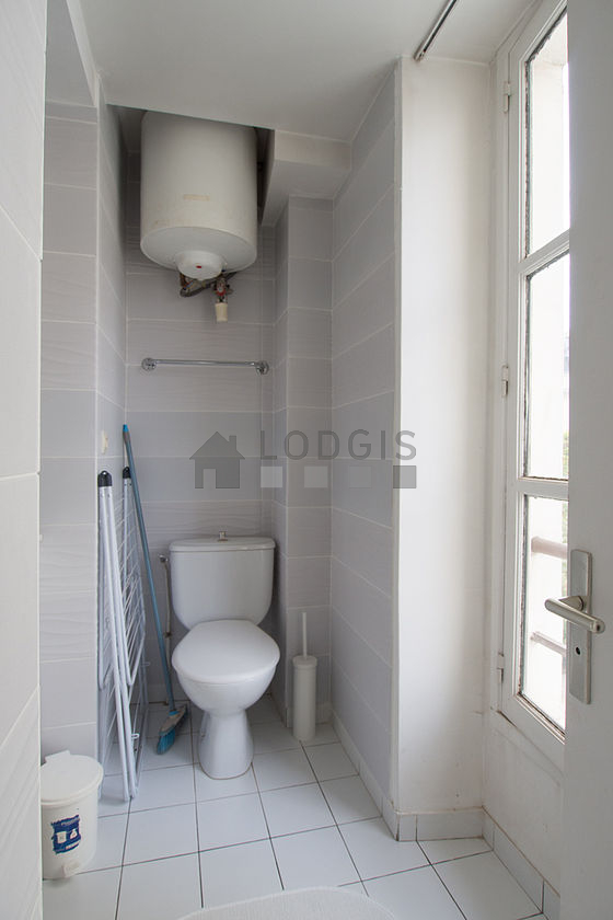 Belle salle de bain claire avec du carrelage au sol