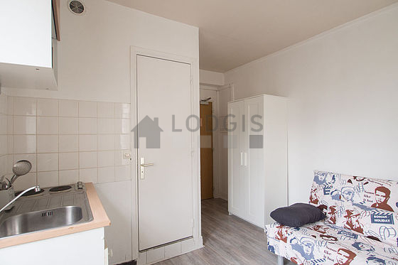 Salon avec du parquet au sol