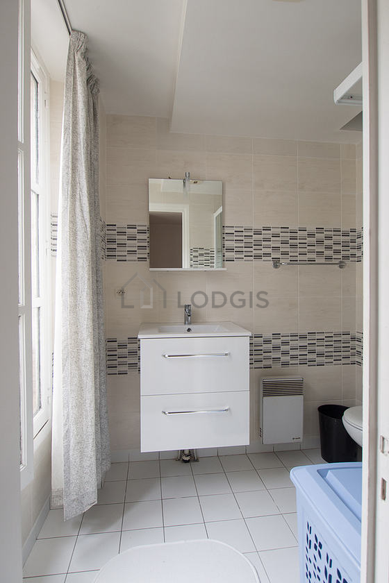 Beautiful and bright bathroom with tile floor