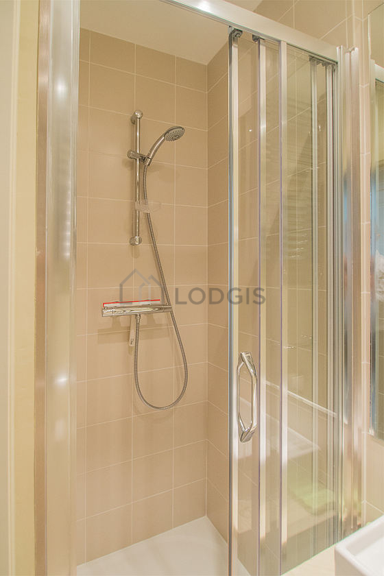 Salle de bain équipée de douche séparée, sèche cheveux