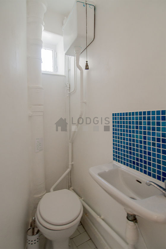 Toilettes indépendantes de la salle d'eau