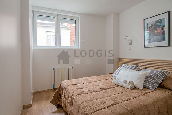 Bedroom of 7m² with wooden floor