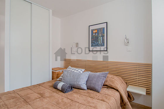 Chambre de 8m² avec du parquet au sol
