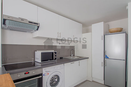 Cuisine équipée de lave linge, réfrigerateur, hotte, vaisselle