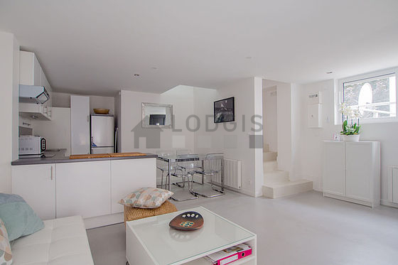 Grand salon de 20m² avec du dallage au sol