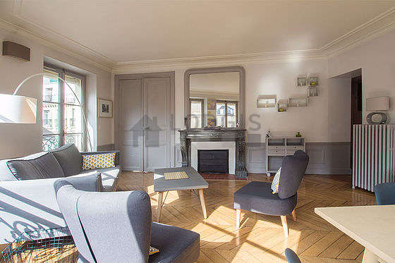 Beautiful bright sitting room of an apartmentin Paris