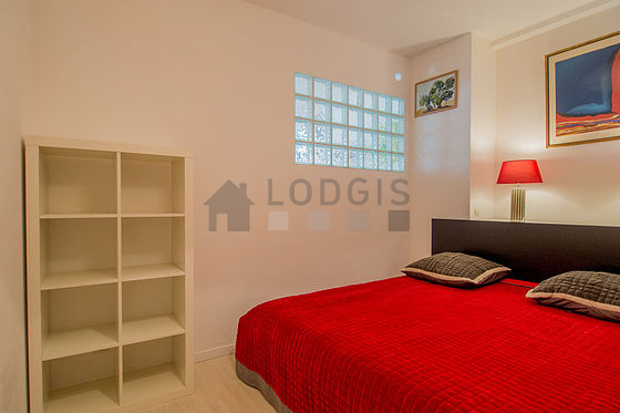 Bedroom of 15m² with wooden floor