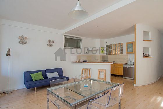 Beautiful, very quiet and very bright sitting room of an apartment in Paris