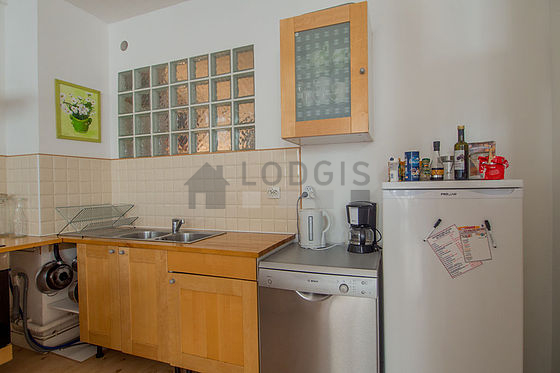 Cuisine dînatoire pour 2 personne(s) équipée de lave vaisselle, plaques de cuisson, freezer, tabouret