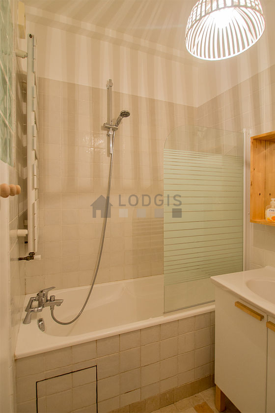 Salle de bain avec du carrelage au sol