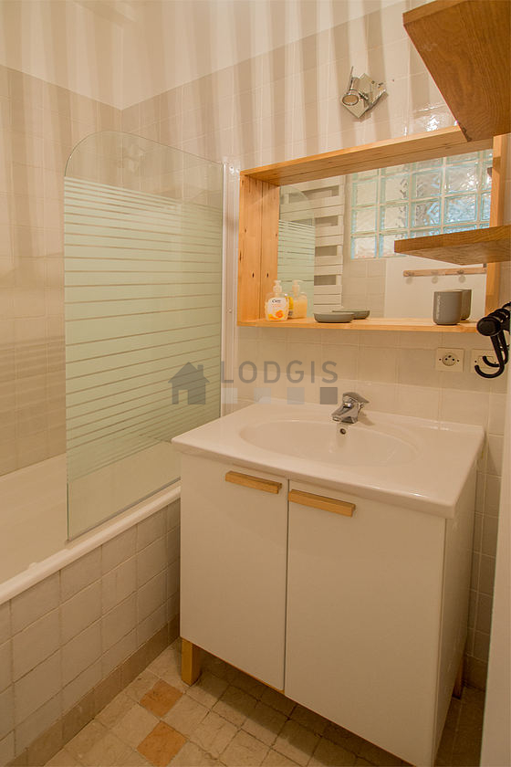 Salle de bain équipée de etagère