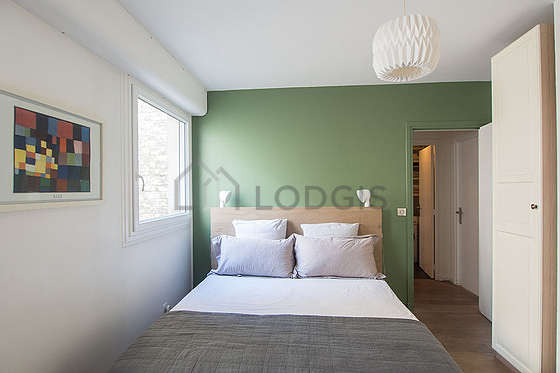 Bedroom of 14m² with woodenfloor