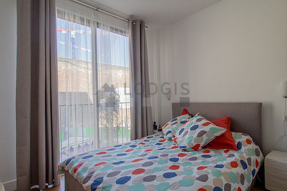 Chambre avec du parquet au sol
