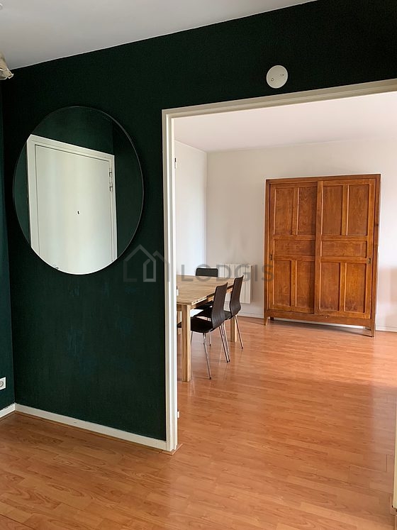 Large living room of 20m² with wooden floor