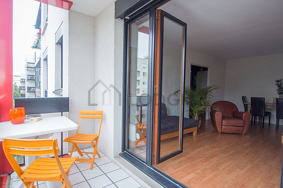 Terrasse calme et très lumineuse avec du carrelage au sol