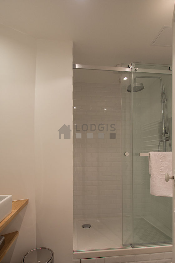 Bathroom equipped with bath towels