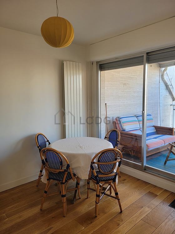 Séjour avec fenêtres et balcon donnant sur rue