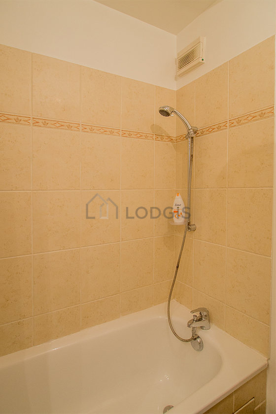 Salle de bain équipée de placard