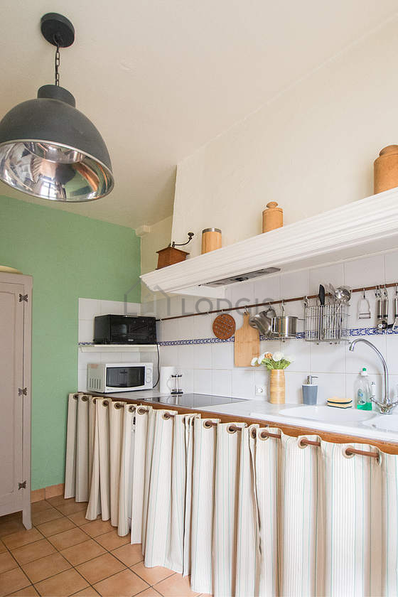 Cuisine dînatoire pour 4 personne(s) équipée de lave linge, réfrigerateur, hotte, vaisselle