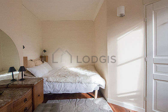 Bedroom of 8m² with woodenfloor
