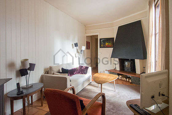Quiet living room furnished with tv, hi-fi stereo, 1 armchair(s)