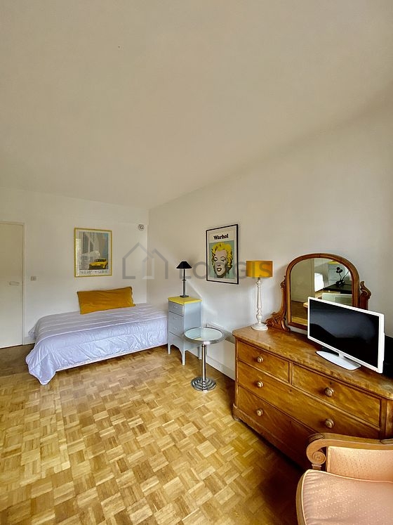 Beautiful, quiet and bright sitting room of an apartment in Paris