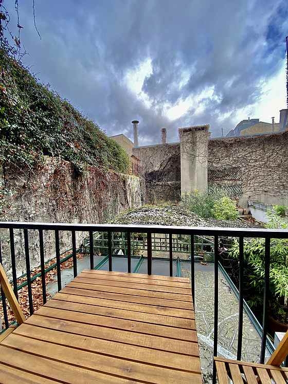Balcony equipped with dining table, 1 chair(s)